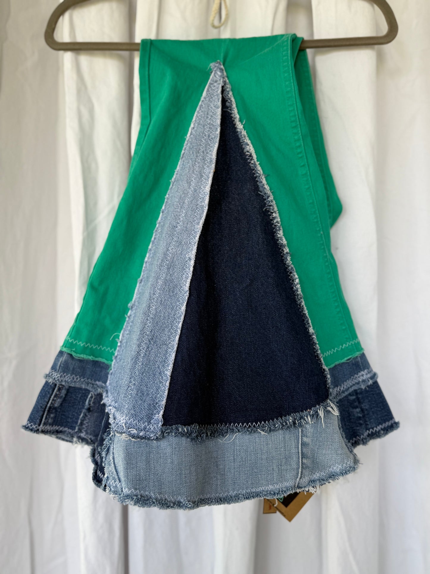 Green Bell Bottom Jeans (size 8) – Retro Denim Contrast Flare