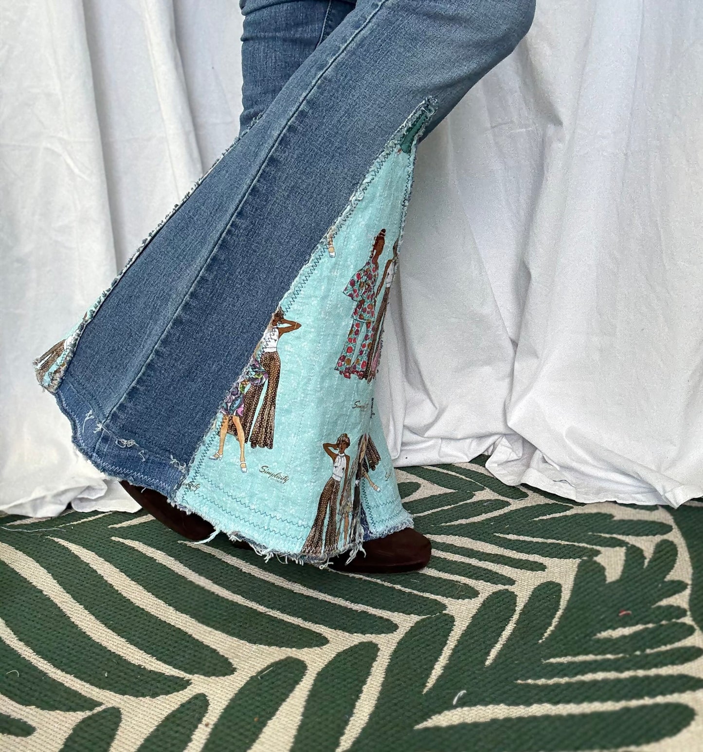 Fashionista Bell Bottom Jeans (size 6) – Style Icon Statement Pants