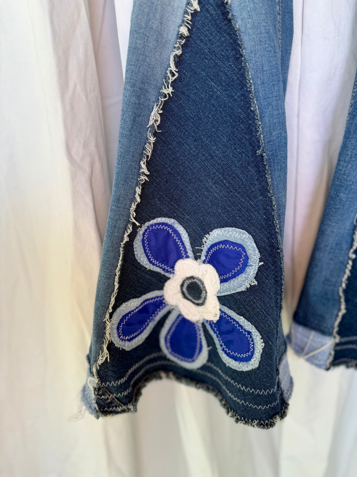 Blue Daisy Bell Bottom Jeans (size 1/2)