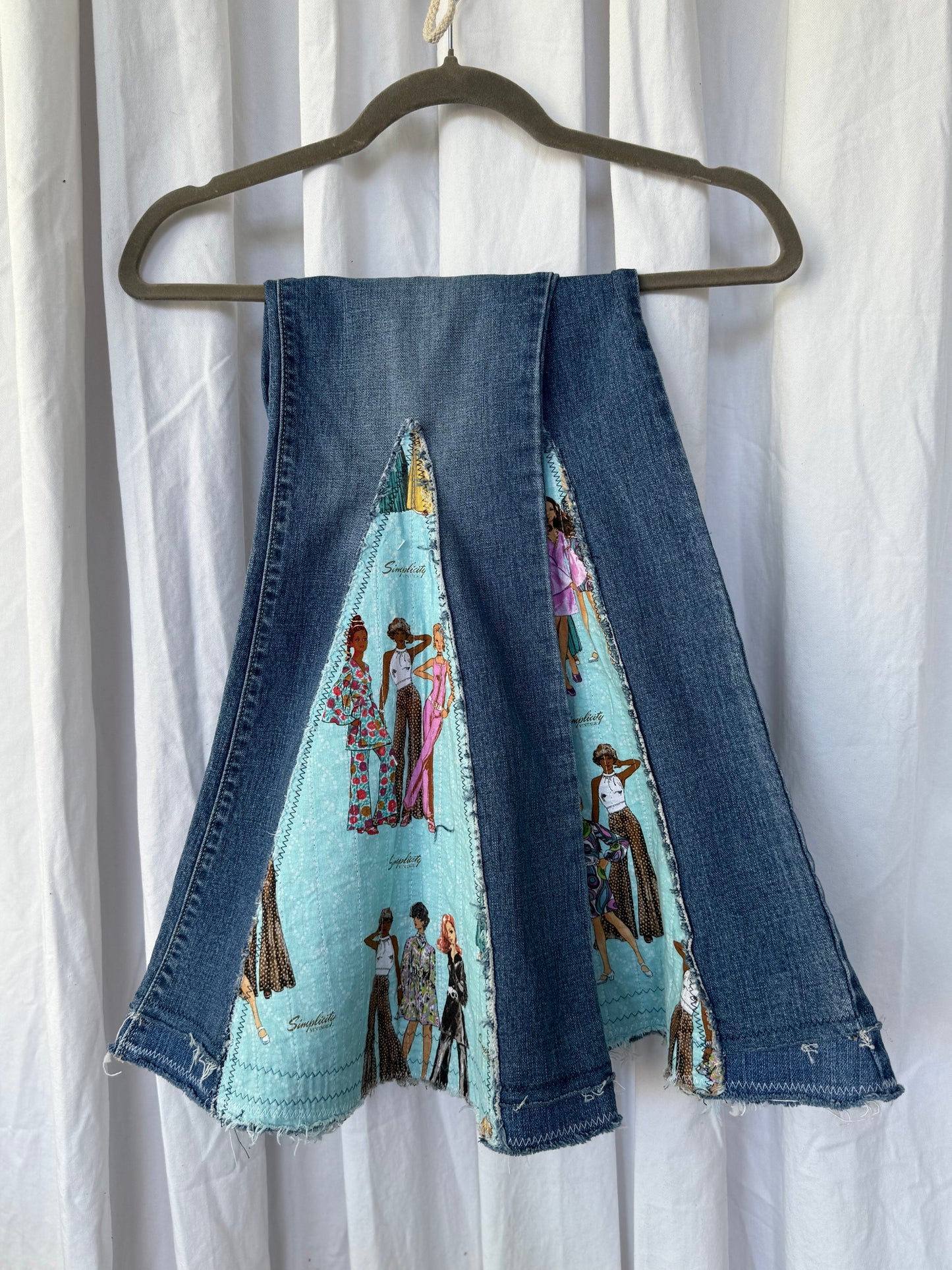 Fashionista Bell Bottom Jeans (size 6) – Style Icon Statement Pants