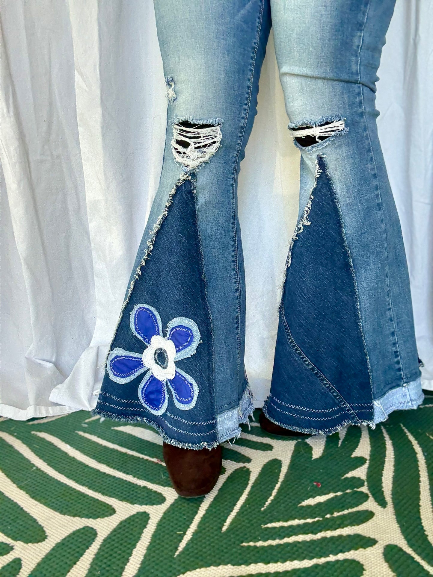 Blue Daisy Bell Bottom Jeans (size 1/2)